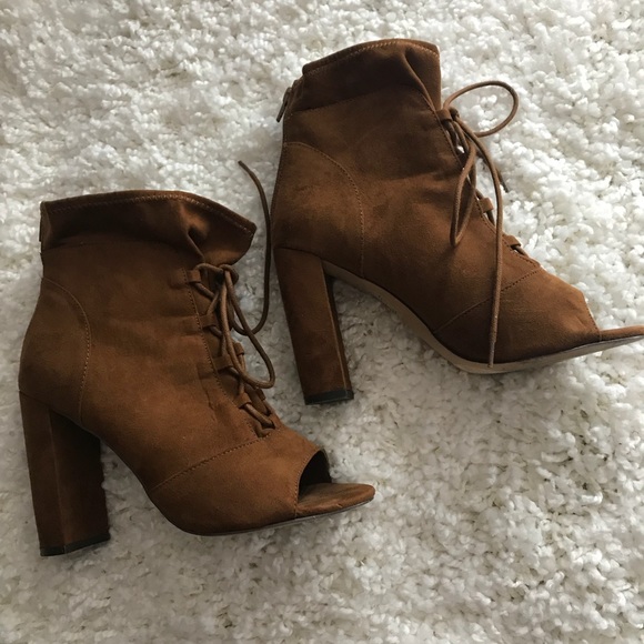 Perfect summer/fall booties - Picture 1 of 7